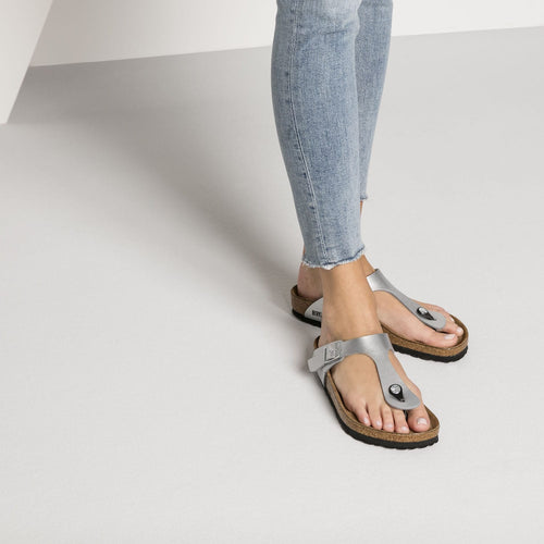 Sandalias Birkenstock Gizeh Silver, calzado por modelo femenino, primer plano de los pies