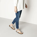 Sandalias Birkenstock Gizeh Silver, calzado por modelo femenino, de cuerpo entero caminando