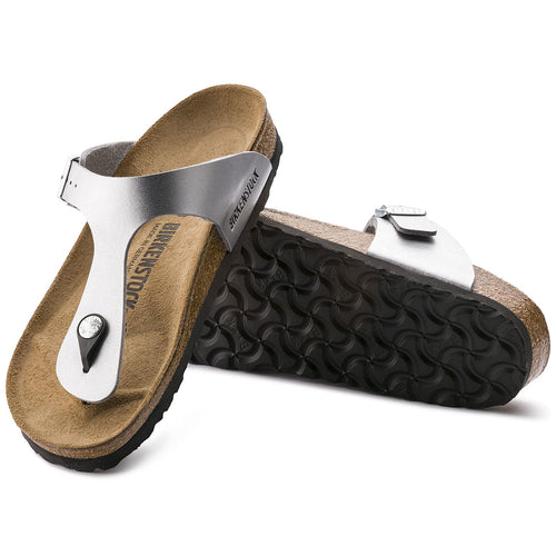 Sandalias Birkenstock Gizeh Silver, par completo en tres cuartos, con suela a la vista