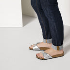 Sandalias Birkenstock Madrid Silver, calzado por modelo femenino, vista de perfil de piernas y pies