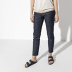 Sandalias Birkenstock Arizona Blue, calzado por modelo femenino, de cuerpo entero de pie
