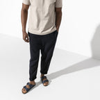 Sandalias Birkenstock Arizona Blue, calzado por modelo masculino, de cuerpo entero de pie