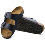 Sandalias Birkenstock Arizona Blue, par completo en tres cuartos, con suela a la vista