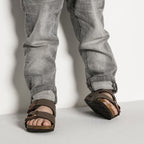Sandalias Birkenstock Arizona Kids Mocha, calzado por modelo infantil, vista trasera de piernas y pies