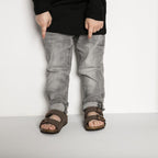 Sandalias Birkenstock Arizona Kids Mocha, calzado por modelo infantil, vista frontal de piernas y pies