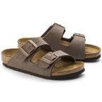 Sandalias Birkenstock Arizona Kids Mocha, par completo en tres cuartos