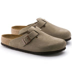 Zuecos Birkenstock Boston Taupe Soft, par completo en tres cuartos