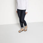 Sandalias Birkenstock Madrid Silver, calzado por modelo femenino, primer plano de piernas y pies