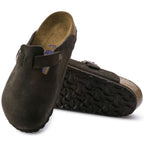 Zuecos Birkenstock Boston Mocha soft, par completo en tres cuartos con suela