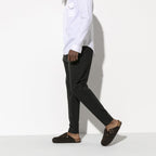 Zuecos Birkenstock Boston Mocha soft, calzado por modelo masculino, cuerpo entero, en movimiento