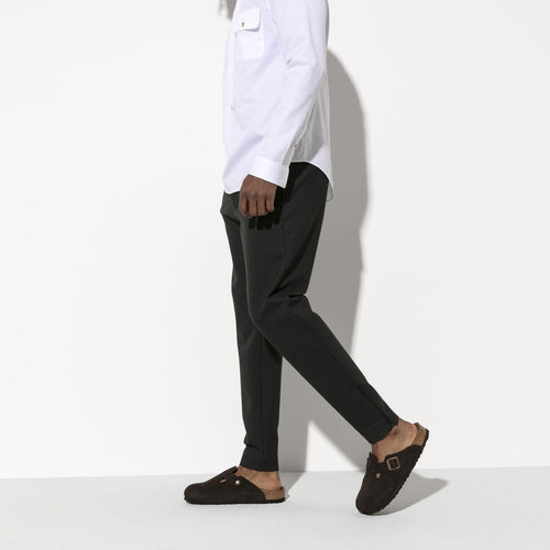 Zuecos Birkenstock Boston Mocha soft, calzado por modelo masculino, cuerpo entero, en movimiento