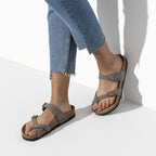 Sandalias Birkenstock Mayari Stone, calzado por modelo femenino, primer plano del tobillo