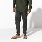 Sandalias Birkenstock Mayari Stone, calzado por modelo masculino, de pie