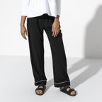 Sandalias Birkenstock Arizona Oiled Black Soft, calzado por modelo femenino, cuerpo completo de pie