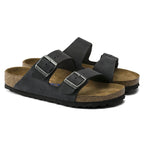 Sandalias Birkenstock Arizona Oiled Black Soft, par completo en tres cuartos