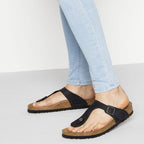Sandalias Birkenstock Gizeh Oiled Black, calzado por modelo femenino, perfil de pies caminando