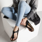 Sandalias Birkenstock Gizeh Oiled Black, calzado por modelo femenino