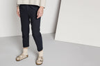 Sandalias Birkenstock Arizona Suede Taupe Soft, calzado por modelo femenino con calcetines, cuerpo completo de pie