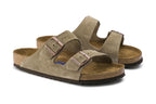 Sandalias Birkenstock Arizona Suede Taupe Soft, par completo en tres cuartos
