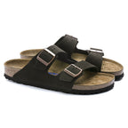 Sandalias Birkenstock Arizona Suede Mocha Soft, par completo en tres cuartos