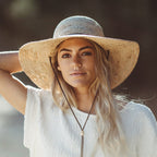 Sombreros Conner Hats Tuscany Wide Brim Ladies Summer Straw Hat, puesto por modelo, primer plano
