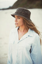 Sombreros Conner Hats Weathered Cotton Bucket Hat, puesto por modelo femenino, en uso, imagen de estilo de vida