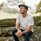 Sombreros Conner Hats Alfred Herringbone Drivers Cap, puesto por modelo, sentado