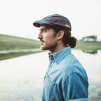 Gorro Conner Hats Sinclair Gentleman's Newsboy Cap, puesto por modelo masculino, perfil, en uso, imagen de estilo de vida