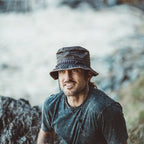 Sombreros Conner Hats Mountain Ventilated Packer Hat, puesto por modelo masculino, en uso, imagen de estilo de vida