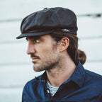 Sombreros Conner Hats Brent Weathered Newsboy Cap, puesto por modelo masculino, primer plano