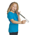 instrumento WOODSTOCK American Song Whistle, en uso por modelo infantil, primer plano