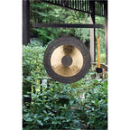 instrumento WOODSTOCK Hanging Chau Gong - Medium, en uso, imagen de estilo de vida