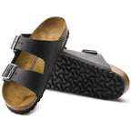 Sandalias Birkenstock Arizona Oiled Black, vista principal, par con suela a la vista