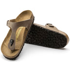 Sandalias Birkenstock Gizeh Tabacco Brown, vista principal, par con suela a la vista