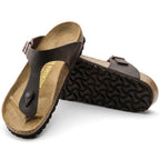 Sandalias Birkenstock Gizeh Oiled Habana, par completo en tres cuartos, con suela a la vista