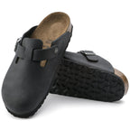 Zuecos Birkenstock Boston Oiled Black, par completo en tres cuartos, con suela a la vista