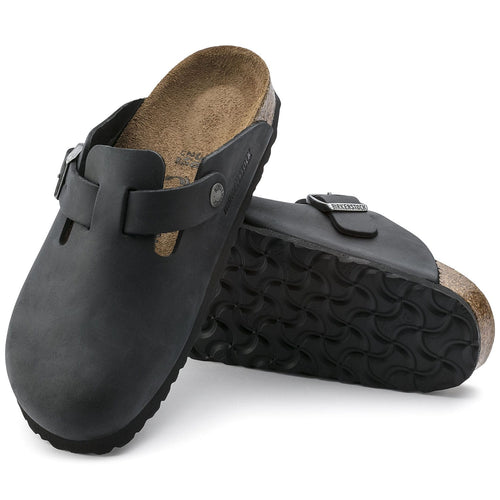 Zuecos Birkenstock Boston Oiled Black, par completo en tres cuartos, con suela a la vista