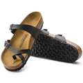 Sandalias Birkenstock Mayari Black, par completo en tres cuartos, con suela a la vista
