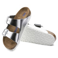 Sandalias Birkenstock Arizona Metallic Silver, par completo en tres cuartos, con la suela a la vista