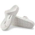 Sandalias Birkenstock Gizeh EVA White, par completo en tres cuartos, con la suela a la vista