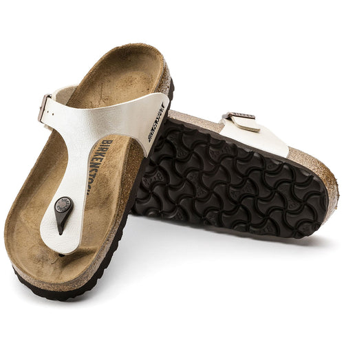 Sandalias Birkenstock Gizeh Graceful Pearl White, par completo en tres cuartos, con la suela a la vista