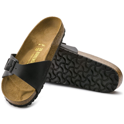 Sandalias Birkenstock Madrid Black, par completo en tres cuartos, con la suela a la vista