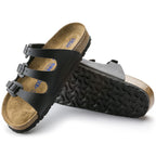 Sandalias Birkenstock Florida Black Soft, par completo en tres cuartos, con suela a la vista