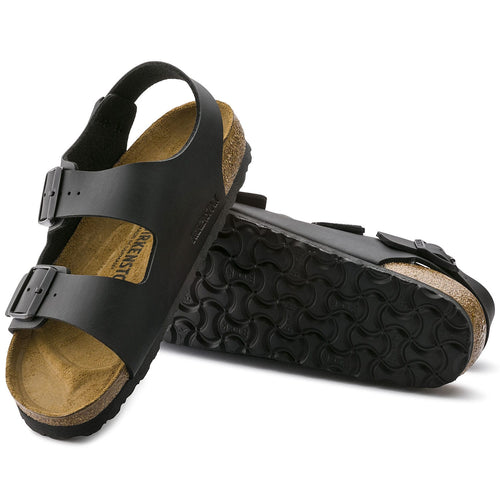 Sandalias Birkenstock Milano Black, par completo en tres cuartos, con suela a la vista