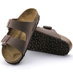 Sandalias Birkenstock Arizona Mocha, par completo en tres cuartos con suela