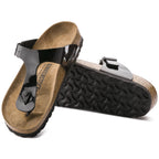 Sandalias Birkenstock Gizeh Patent Black, par completo en tres cuartos con suela