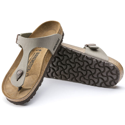 Sandalias Birkenstock Gizeh Stone, par completo en tres cuartos, con la suela a la vista