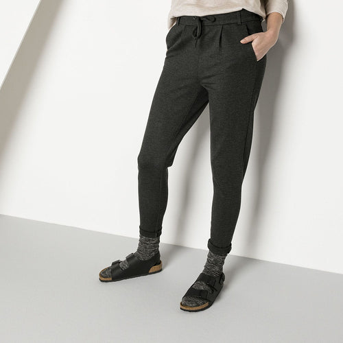 Sandalias Birkenstock Milano Black, calzado por modelo femenino, de cuerpo entero de pie