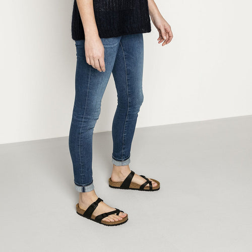 Sandalias Birkenstock Mayari Black, calzado por modelo femenino, de cuerpo entero de pie
