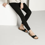 Sandalias Birkenstock Madrid Black, calzado por modelo femenino, primer plano de piernas y pies